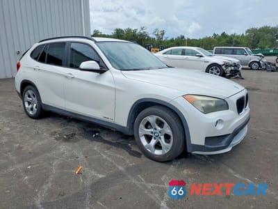 Czwarte zdjęcie samochodu z boku: 2015 BMW X1 SDRIVE28I VIN:WBAVM1C59FVZ94521 - miniatura