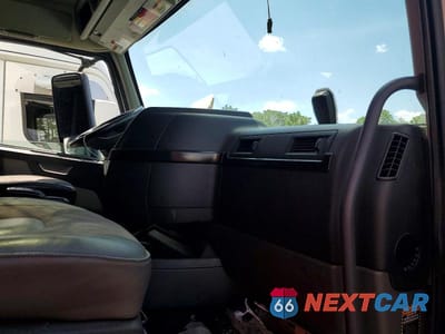 Piąte zdjęcie samochodu w środku: 2019 VOLVO VNL SEMI TRUCK VIN:4V4NC9EHXKN203245 - miniatura