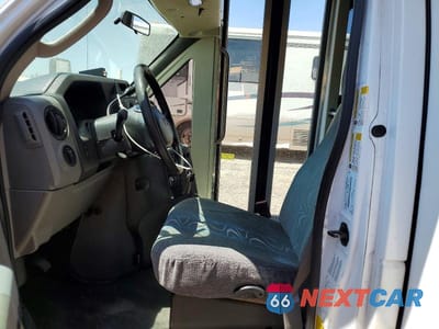 Piąte zdjęcie samochodu w środku: 2009 FORD E450 SHUTTLE BUS VIN:1FDFE45P89DA90086 - miniatura