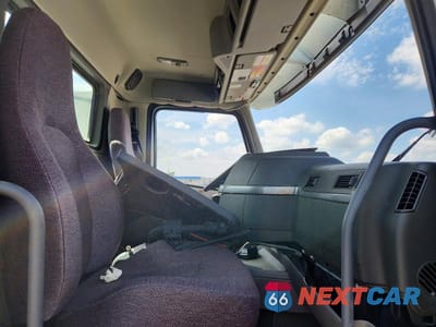 Piąte zdjęcie samochodu w środku: 2023 VOLVO VNR SEMI TRUCK VIN:4V4W39EH8PN334654 - miniatura