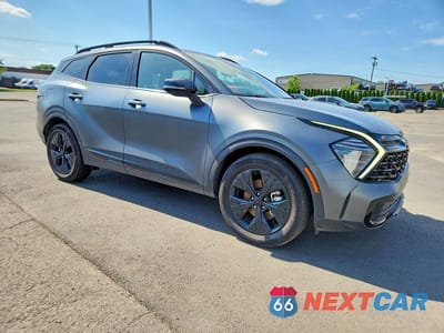 Czwarte zdjęcie samochodu z boku: 2025 KIA SPORTAGE X LINE VIN:KNDPYDDH4S7251483 - miniatura