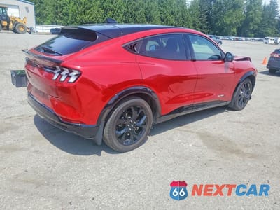 Trzecie zdjęcie samochodu z tyłu: 2023 FORD MUSTANG MACH-E PREMIUM VIN:3FMTK3SU7PMA70915 - miniatura