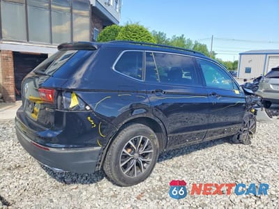 Trzecie zdjęcie samochodu z tyłu: 2020 VOLKSWAGEN TIGUAN SE VIN:3VV2B7AX2LM044396 - miniatura