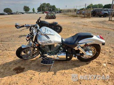 Trzecie zdjęcie samochodu z tyłu: 2006 HONDA VTX1300 C VIN:1HFSC55036A212812 - miniatura