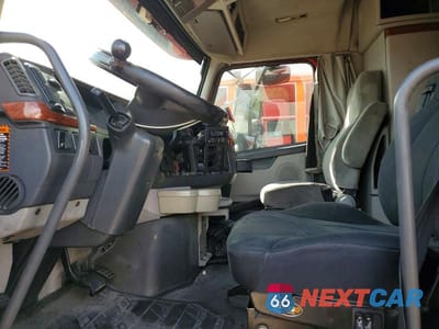 Piąte zdjęcie samochodu w środku: 2007 VOLVO VNL SEMI TRUCK VIN:4V4NC9GH27N482565 - miniatura