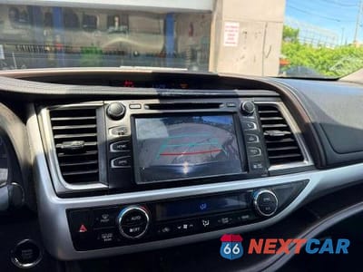 Piąte zdjęcie samochodu w środku: 2019 TOYOTA HIGHLANDER XLE VIN:5TDJZRFH5KS939379 - miniatura