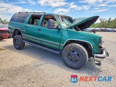 Czwarte zdjęcie samochodu z boku: 1999 CHEVROLET SUBURBAN K1500 VIN:3GNFK16R2XG199002 - miniatura