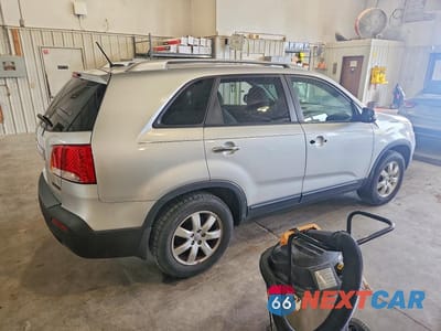 Trzecie zdjęcie samochodu z tyłu: 2013 KIA SORENTO LX VIN:5XYKT3A6XDG379903 - miniatura