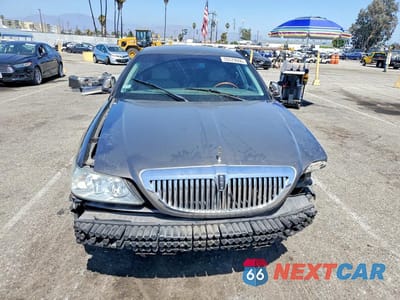 Piąte zdjęcie samochodu w środku: 2004 LINCOLN TOWN CAR ULTIMATE VIN:1LNHM83W34Y659909 - miniatura
