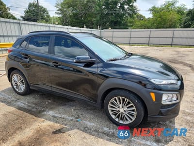 Czwarte zdjęcie samochodu z boku: 2020 HYUNDAI KONA SEL PLUS VIN:KM8K62AA1LU423592 - miniatura