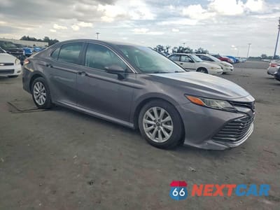Czwarte zdjęcie samochodu z boku: 2018 TOYOTA CAMRY LE VIN:4T1B11HK4JU141399 - miniatura