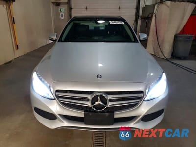 Piąte zdjęcie samochodu w środku: 2016 MERCEDES-BENZ C 300 4MATIC VIN:55SWF4KB4GU100014 - miniatura