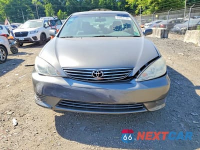 Piąte zdjęcie samochodu w środku: 2005 TOYOTA CAMRY LE VIN:4T1BE30KX5U964145 - miniatura