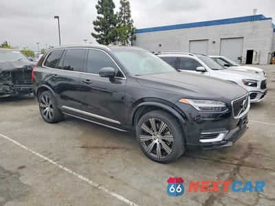 Czwarte zdjęcie samochodu z boku: 2023 VOLVO XC90 PLUS VIN:YV4H60CNXP1912211 - miniatura