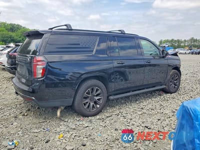 Trzecie zdjęcie samochodu z tyłu: 2022 CHEVROLET SUBURBAN K1500 Z71 VIN:1GNSKDKD7NR121483 - miniatura
