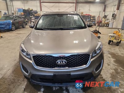 Piąte zdjęcie samochodu w środku: 2018 KIA SORENTO LX VIN:5XYPGDA36JG432050 - miniatura