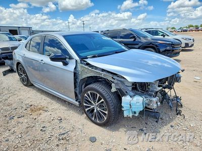 Czwarte zdjęcie samochodu z boku: 2020 TOYOTA CAMRY SE VIN:4T1G11AK5LU932253 - miniatura