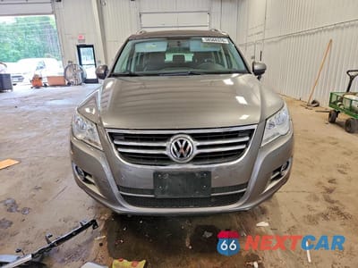 Piąte zdjęcie samochodu w środku: 2011 VOLKSWAGEN TIGUAN S VIN:WVGBV7AX8BW532526 - miniatura