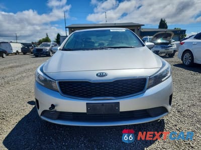 Piąte zdjęcie samochodu w środku: 2017 KIA FORTE LX VIN:3KPFK4A70HE090213 - miniatura