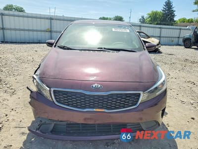 Piąte zdjęcie samochodu w środku: 2018 KIA FORTE LX VIN:3KPFK4A7XJE258798 - miniatura