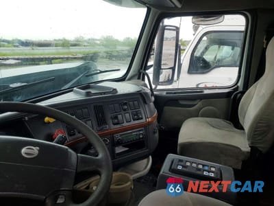 Piąte zdjęcie samochodu w środku: 2007 VOLVO VNL SEMI TRUCK VIN:4V4NC9GHX7N423781 - miniatura