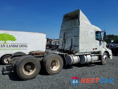 Czwarte zdjęcie samochodu z boku: 2007 VOLVO VNM SEMI TRUCK VIN:4V4MC9GH57N460779 - miniatura