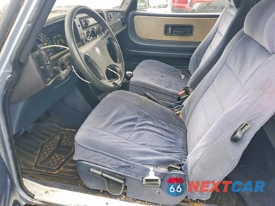 Zdjęcie 7 z 12 samochodu: 1988 SAAB 900 S VIN:YS3AK35D4J3021213 - miniatura