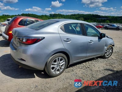Trzecie zdjęcie samochodu z tyłu: 2018 TOYOTA YARIS IA BASE VIN:3MYDLBYV9JY328045 - miniatura
