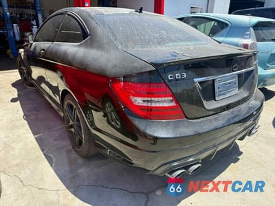 Trzecie zdjęcie samochodu z tyłu: 2013 MERCEDES-BENZ C 63 AMG VIN:WDDGJ7HBXDG068691 - miniatura