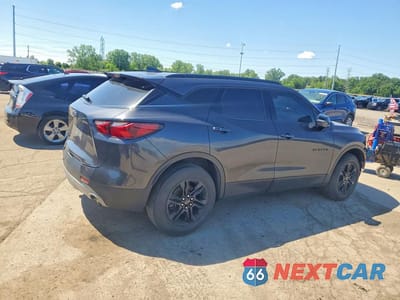 Trzecie zdjęcie samochodu z tyłu: 2021 CHEVROLET BLAZER 2LT VIN:3GNKBCR42MS553989 - miniatura