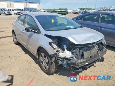 Czwarte zdjęcie samochodu z boku: 2016 KIA FORTE LX VIN:KNAFK4A6XG5534132 - miniatura