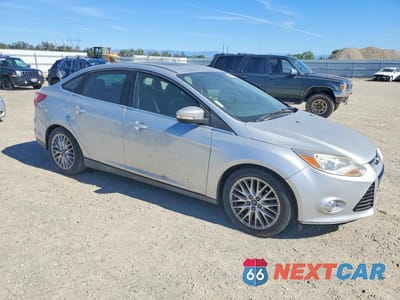 Czwarte zdjęcie samochodu z boku: 2012 FORD FOCUS SEL VIN:1FAHP3H21CL454255 - miniatura