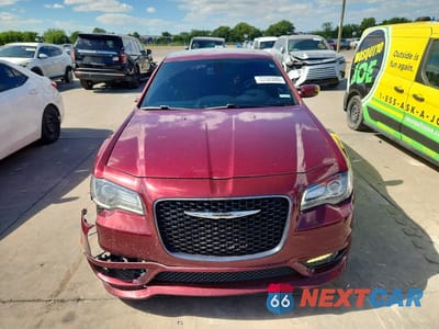 Piąte zdjęcie samochodu w środku: 2018 CHRYSLER 300 S VIN:2C3CCABG7JH142934 - miniatura