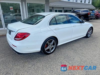 Czwarte zdjęcie samochodu z boku: 2017 MERCEDES-BENZ E 300 VIN:WDDZF4JB5HA048053 - miniatura