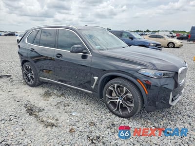 Czwarte zdjęcie samochodu z boku: 2025 BMW X5 XDRIVE50E VIN:5UX43EU06S9Y16742 - miniatura