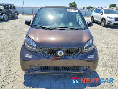 Piąte zdjęcie samochodu w środku: 2018 SMART FORTWO VIN:WMEFJ9BA2JK308828 - miniatura