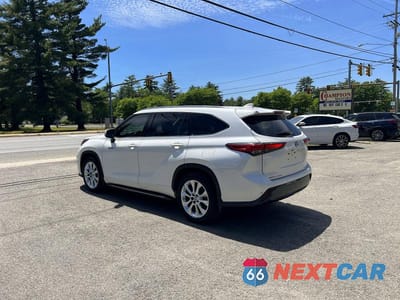 Trzecie zdjęcie samochodu z tyłu: 2021 TOYOTA HIGHLANDER HYBRID LIMITED VIN:5TDYARAH5MS006372 - miniatura
