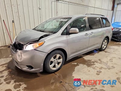 2017 TOYOTA SIENNA LE 5TDKZ3DC1HS870840 - główne zdjęcie licytacji z USA - miniatura
