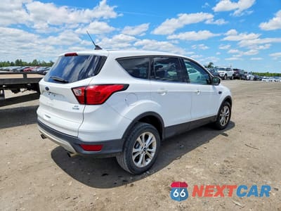 Trzecie zdjęcie samochodu z tyłu: 2019 FORD ESCAPE SE VIN:1FMCU9GD0KUB64368 - miniatura