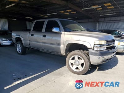 Czwarte zdjęcie samochodu z boku: 2002 CHEVROLET SILVERADO K2500 HEAVY DUTY VIN:1GCHK23102F108406 - miniatura