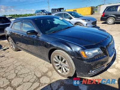 Czwarte zdjęcie samochodu z boku: 2014 CHRYSLER 300 S VIN:2C3CCAGG4EH352776 - miniatura
