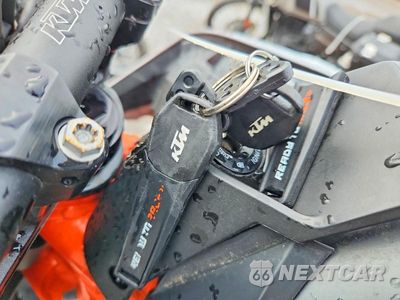 Zdjęcie 8 z 10 samochodu: 2020 KTM 890 DUKE R VIN:VBKTU9400LM800583 - miniatura