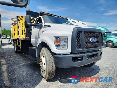 2023 FORD F750 SUPER DUTY FLATBED TRUCK WITH CRASH ATTENUATOR 1FDNF7AN1PDF07432 - główne zdjęcie licytacji z USA - miniatura