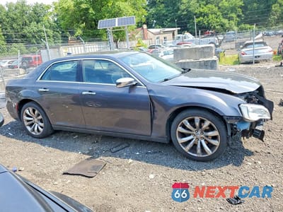 Czwarte zdjęcie samochodu z boku: 2019 CHRYSLER 300 LIMITED VIN:2C3CCAEG4KH612107 - miniatura