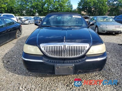 Piąte zdjęcie samochodu w środku: 2004 LINCOLN TOWN CAR EXECUTIVE VIN:1LNHM81W14Y660527 - miniatura