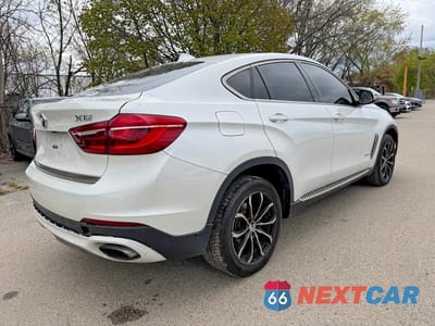 Czwarte zdjęcie samochodu z boku: 2017 BMW X6 XDRIVE50I VIN:5UXKU6C37H0W38407 - miniatura