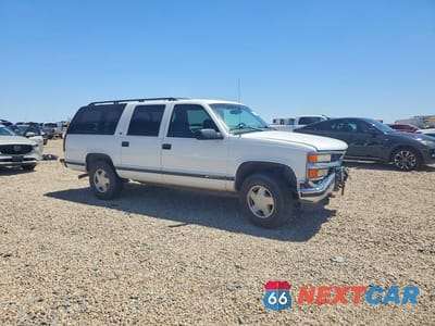 Czwarte zdjęcie samochodu z boku: 1999 CHEVROLET SUBURBAN K1500 VIN:3GNFK16R1XG264230 - miniatura
