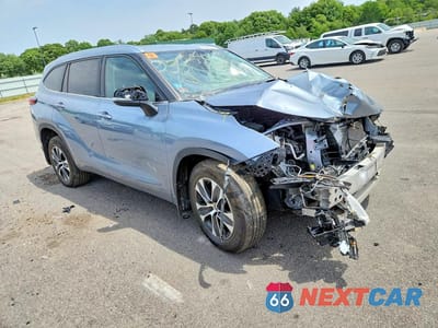 Czwarte zdjęcie samochodu z boku: 2021 TOYOTA HIGHLANDER XLE VIN:5TDGZRBH9MS108535 - miniatura