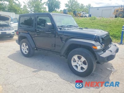Czwarte zdjęcie samochodu z boku: 2022 JEEP WRANGLER SPORT VIN:1C4GJXAG0NW164014 - miniatura