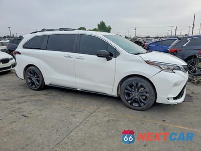 Czwarte zdjęcie samochodu z boku: 2022 TOYOTA SIENNA XSE 7-PASSENGER VIN:5TDXRKEC9NS086710 - miniatura